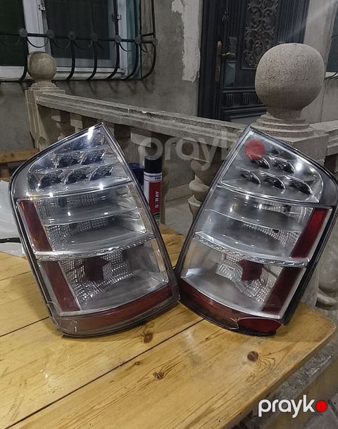 Stoplar gördüyünüz kimidir. Üst qoruyucu şüşənin aşağı küncü sınıq