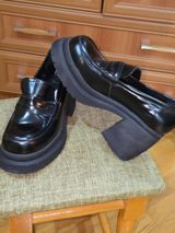 Qadın loafer ayaqqabıları – qara, parlaq üst materiallı - Model: qalın — Ceyran
