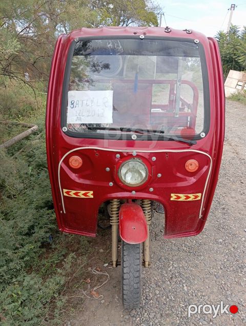 Qırmızı rəngli 3 təkərli motorlu nəqliyyat vasitəsi (rikşa tipli) — Saatlı