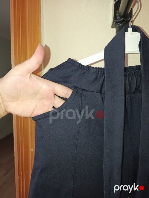 Məktəbli şalvarı ətəyi enli, materialı payızlıq tünd göy rəngdə. 1 — Xırdalan