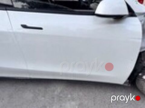 Tesla Model Y qapısı — Bakı