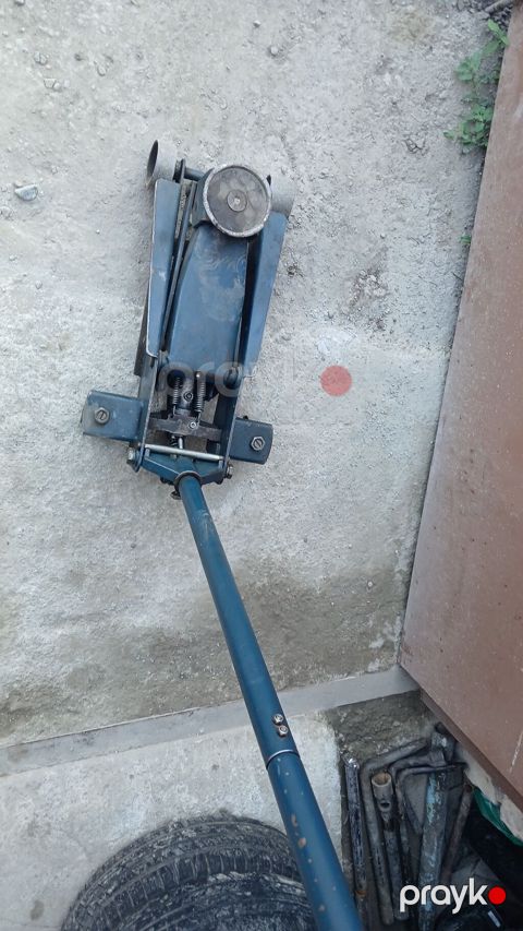 Hidravlik floor krikosu - Tip: Təkərli, hidravlik “floor jack” — Gəncə