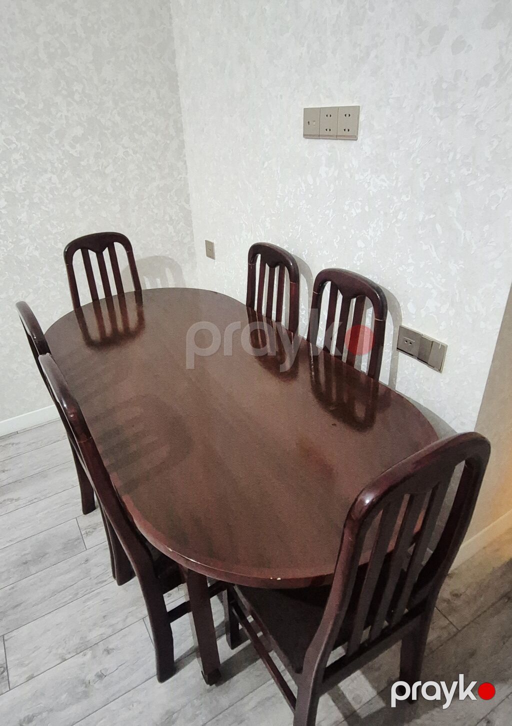 İşlənmi yemək masası və 6 stul dəsti Material: bərk taxta, tünd — Masalar və stullar, Bakı (2)