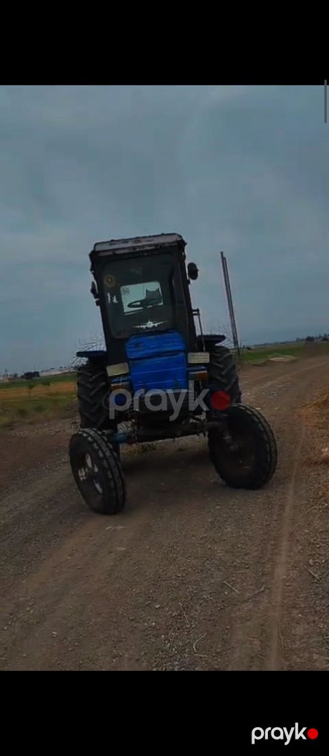 Mavi rəngli təkərli traktor - Kabinli, geniş görünüşlü sürücü bölməsi — Goranboy