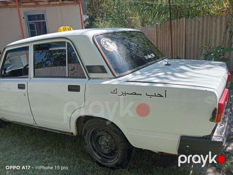 VAZ 2107, ağ rəng, sedan kuzov. Üstündə “Taxı” işarəsi var. Azerbaijan — Zərdab