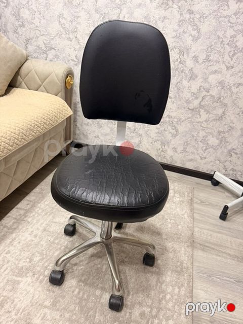 Fırlanan ofis/iş stulu - Rəng: qara - Oturacaq və bel hissəsi: yumşaq — Bakı