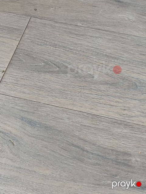 Ağac naxışlı laminat döşəmə örtüyü - Rəng: Boz-qəhvəyi tonlarda — Masazır