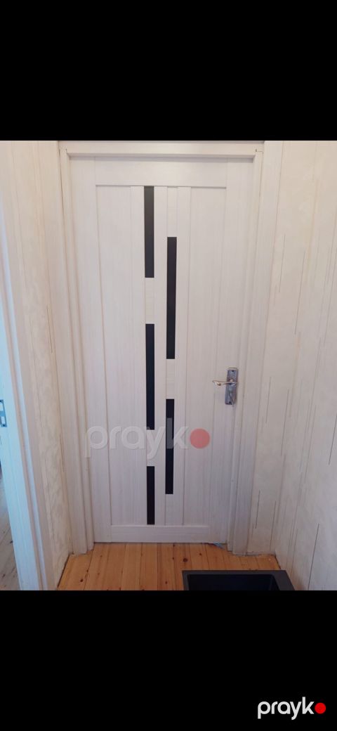 Ağ rəngdə, müasir dizaynlı otaq qapısı. Minimalist üslubda hazırlanıb