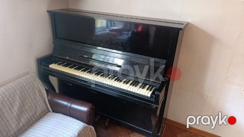 Upright pianino – klassik qara korpus, üst paneldə dekorativ naxışlı — Digah