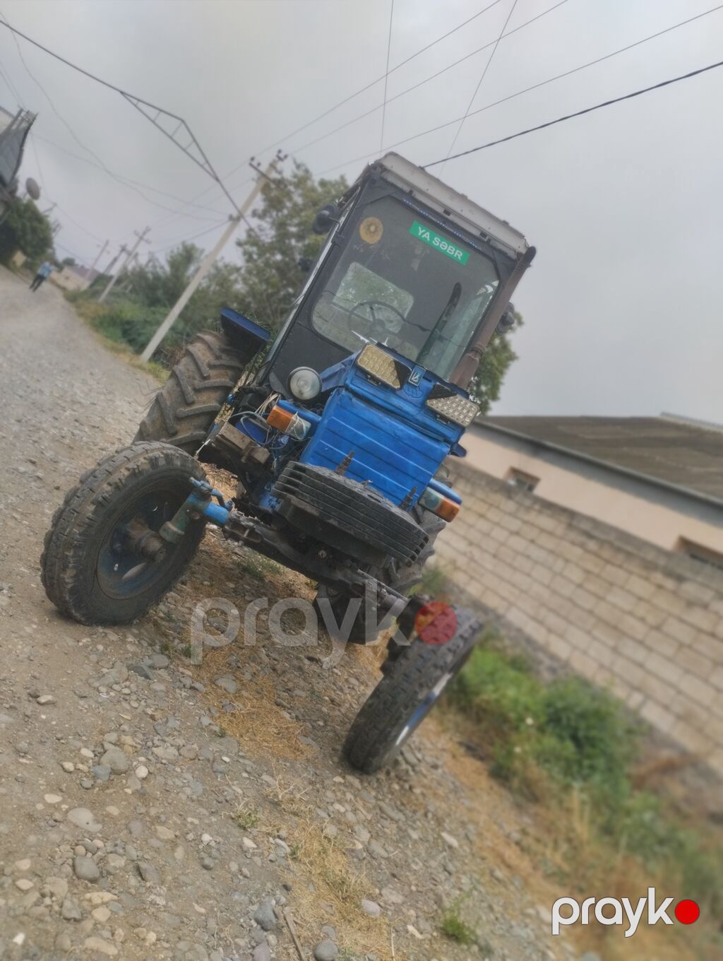 Mavi rəngli təkərli traktor - Kabinəli, geniş şüşəli görünüş: ön-yan — Traktorlar, Goranboy (2)