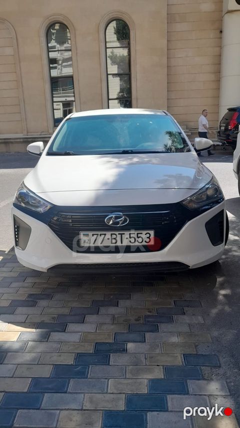 Ağ rəngli müasir sedan Xüsusiyyətlər: - Geniş və aerodinamik kuzov — Bakı