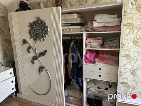 Güzgülü sürgülü qapılı paltar dolabı - Rəng: krem-ağ tonlarda — Digah