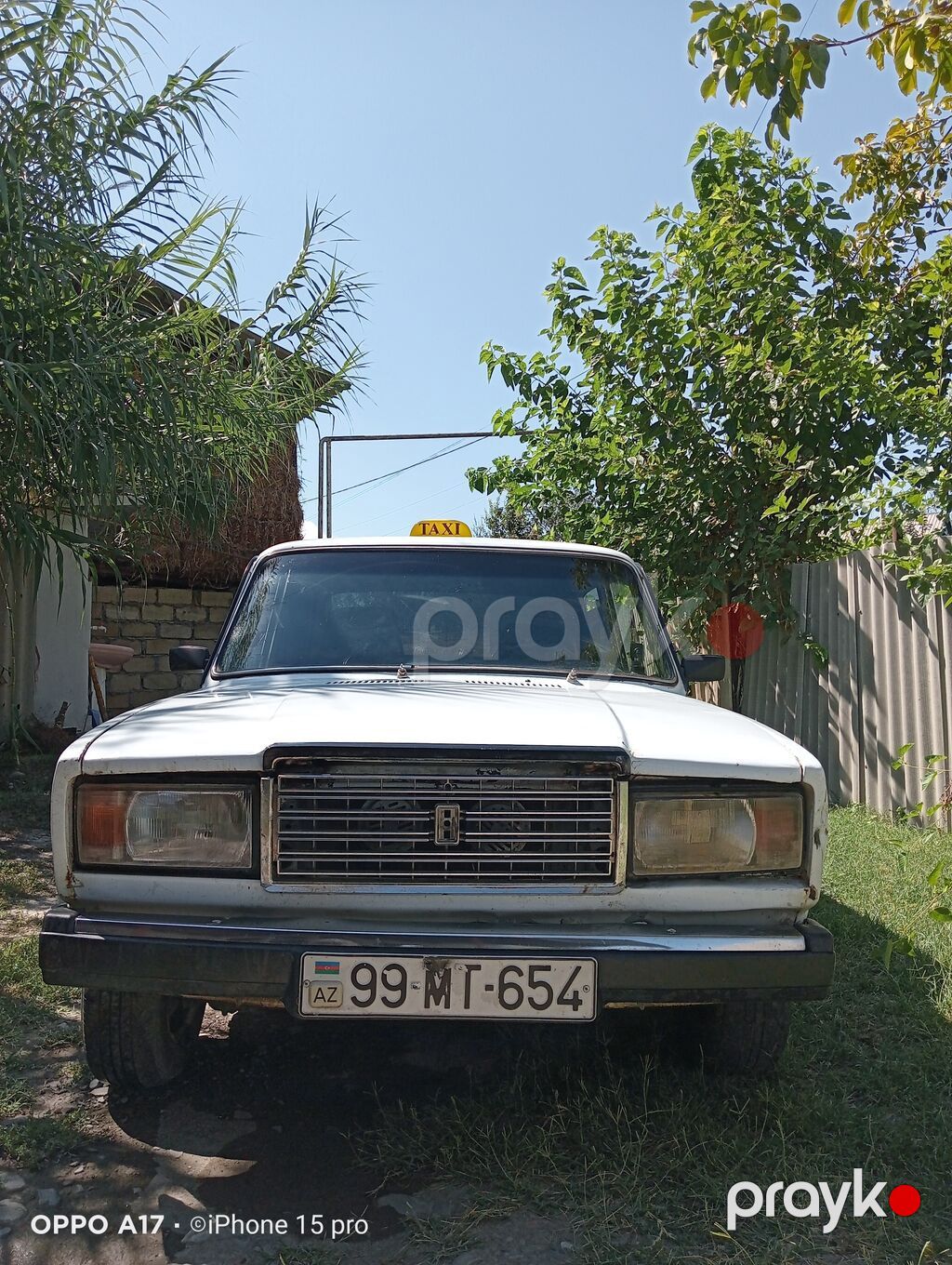 VAZ 2107, ağ rəng, sedan kuzov. Üstündə “Taxı” işarəsi var. Azerbaijan — Avtomobillər, Zərdab (2)