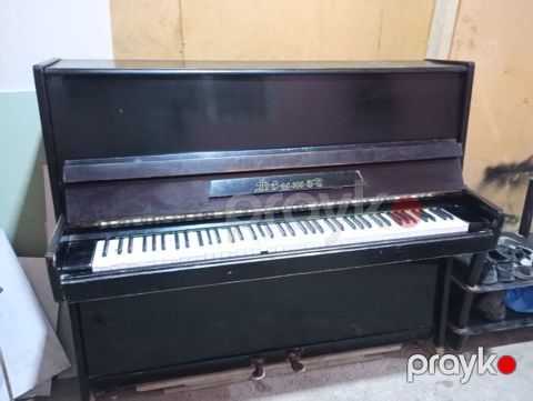 Upright pianino – klassik akustik model - Gövdə: şlaklı qara korpus — Xaçmaz