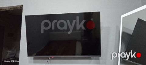 Divardan asılan böyük ekran LED televizor. Xüsusiyyətlər: - Təxminən — Bakı