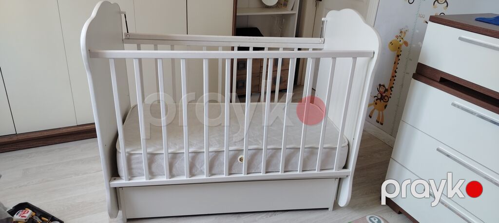 Uşaq beşiyi – ağ rəngdə, şirin zürafə illüstrasiyalı ön panel və — Bəşikləri, Bakı (2)
