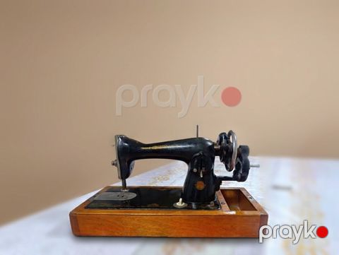 Mekaniki tikiş maşını – retro dizaynlı, taxta baza üzərində — Masazır