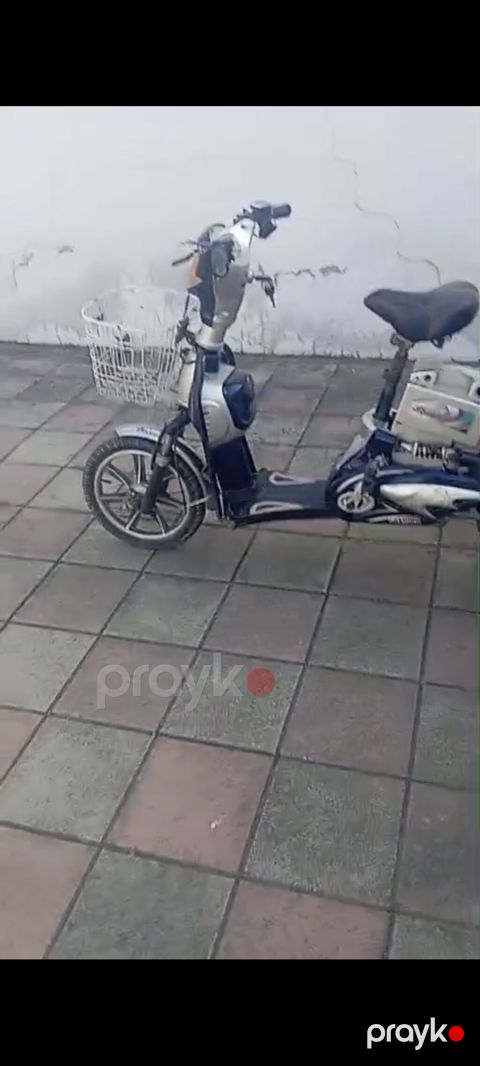 Elektrik velosipedi/scooter Rəng: tünd mavi-gümüş Ön tərəfdə — Novxanı