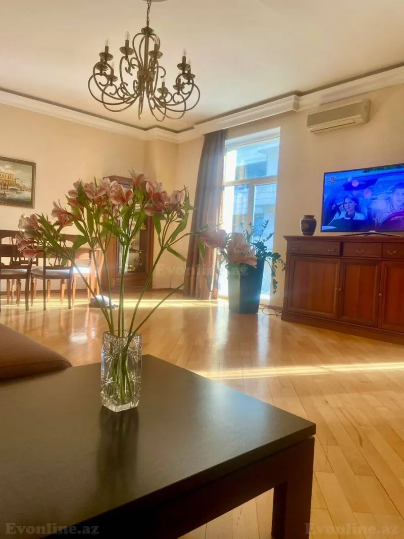 Satılır 5 otaqlı Mənzil Yeni tikili 220 m² Bakı, Yasamal r., Nizami m — Bakı