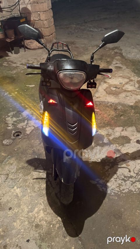 Şəhərdaxili rahat hərəkət üçün kompakt moped satılır alıcıya üzbəüz — Bakı