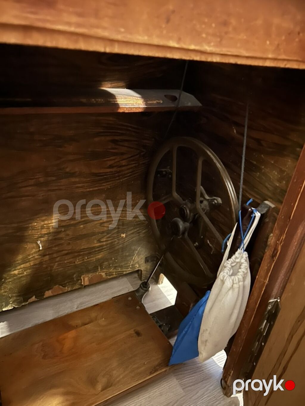 Məhsul: Ayaqla idarə olunan mexaniki tikiş maşını və taxta dolab-stol — Tikiş və işəmə maşınları, Bakı (2)