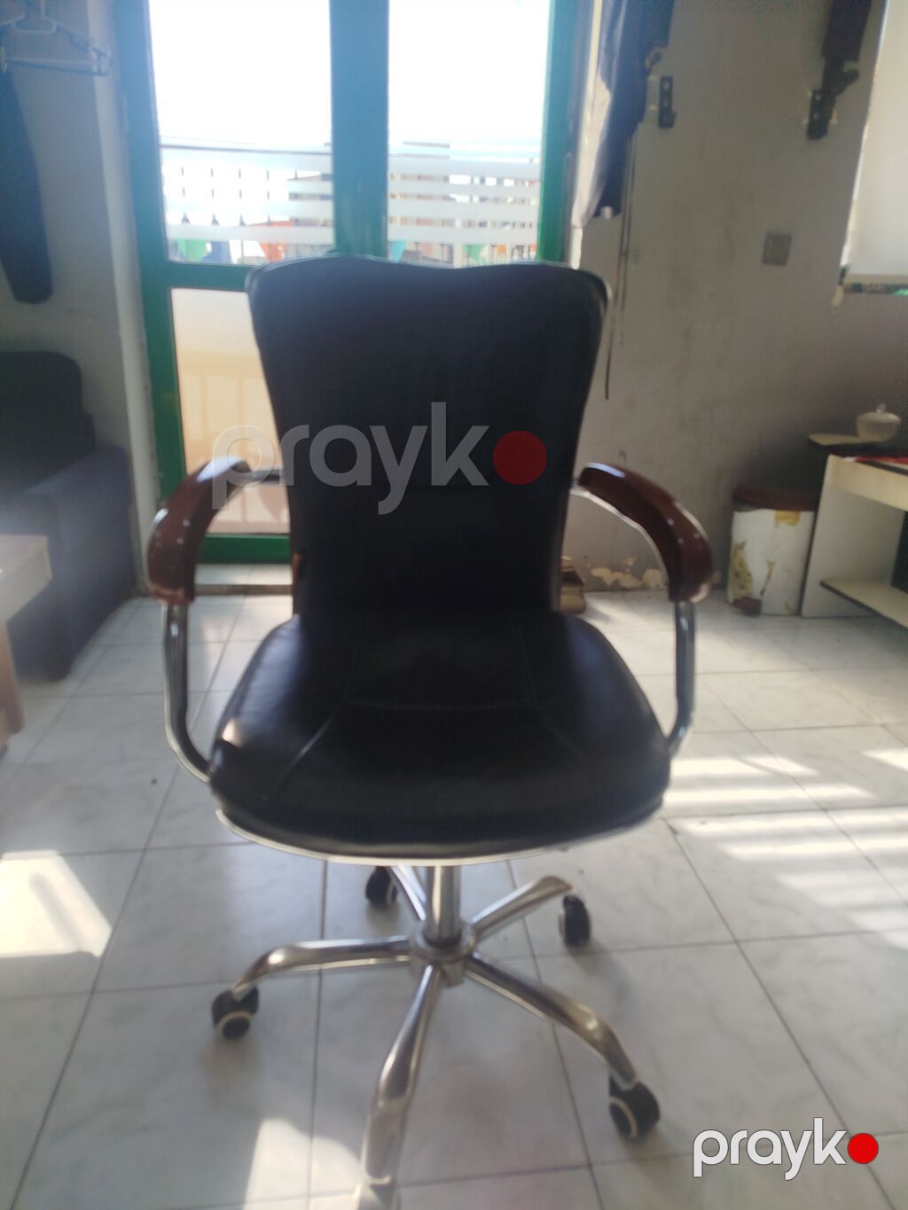 Ofis kreslosu – tənzimlənən, təkərli - Material: qara süni dəri — Ofis mebeli, Sumqayıt (2)
