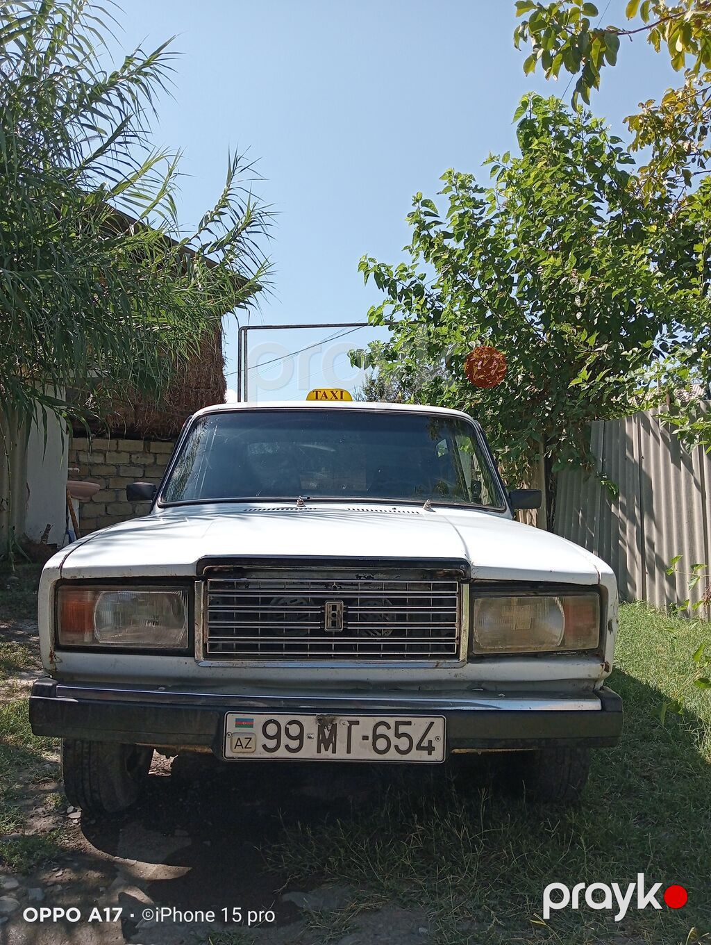 VAZ 2107, ağ rəng, sedan kuzov. Üstündə “Taxı” işarəsi var. Azerbaijan — Avtomobillər, Zərdab (2)
