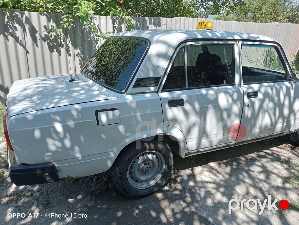 VAZ 2107, ağ rəng, sedan kuzov. Üstündə “Taxı” işarəsi var. Azerbaijan — Avtomobillər, Zərdab (3)