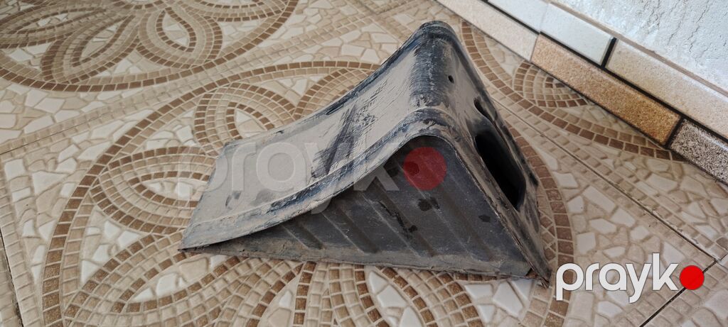 Təkər dayaq takozu (wheel chock) - Material: qalın, bərk rezin — Təkər aksesuarları, Zaqatala (2)