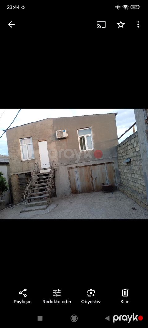 2 mərtəbəli həyət evi - Ümumi plan: daş hasarla əhatəli həyət, geniş — Digah