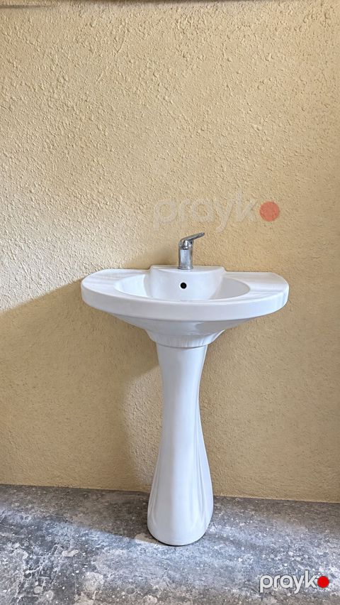 Ağ keramikaya malik pedestallı əl-üz yuyan lavabo - Material: yüksək — Bakı