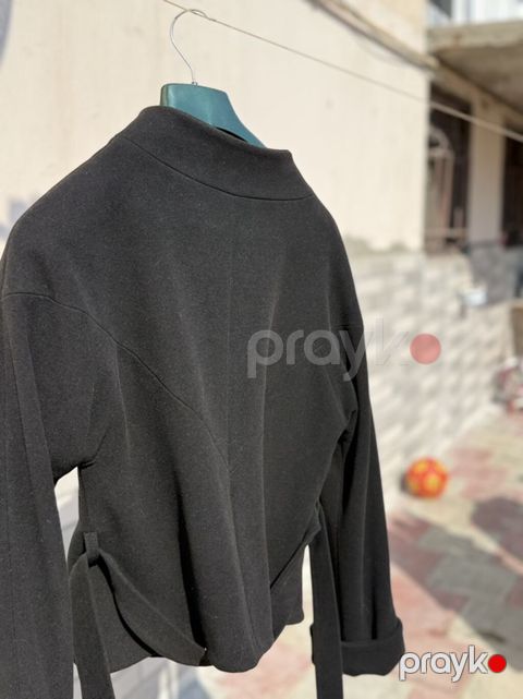Qadın üst geyimləri dəsti 1) Qara qısa jaket - Model: asimmetrik ön — Digah