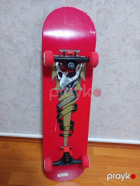 Skateboard – qırmızı rəngli, tam komplekt. Evda sürülüb ancaq. Üst — Bakı