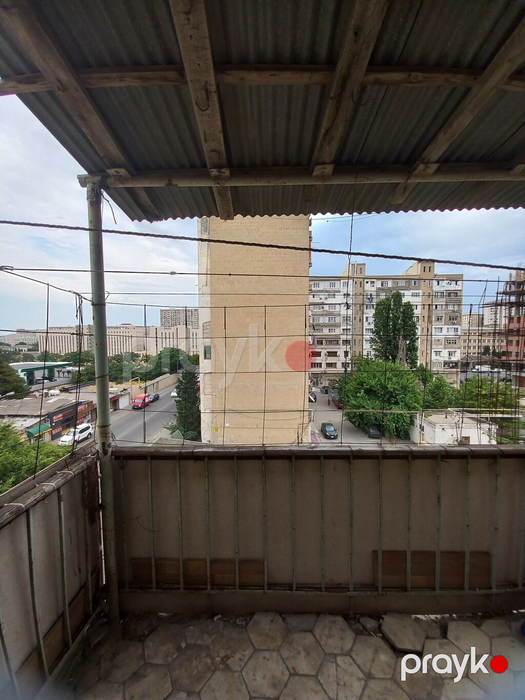 Mənzil satılır mərkəzdə inşaatçılar metrosuna yaxın ərazidə. Mərkəzi — Mənzil, Bakı (2)