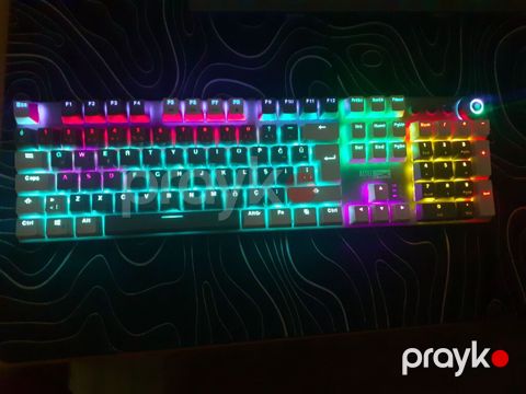 Klaviatura seliqeli işlenib heç bir problemi yoxdur. Tuşlar red switch — Bakı