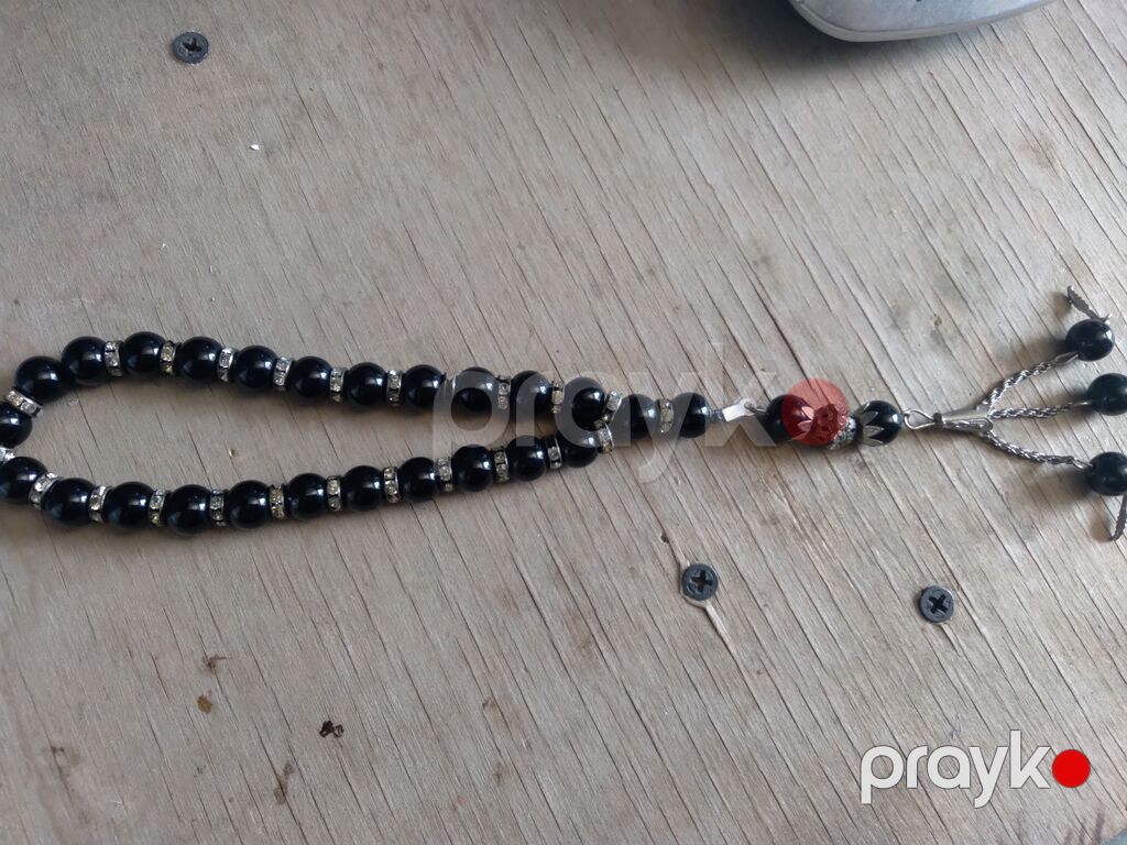 Məhsul: Qara daşlı təsbeh - Material: Parlaq qara boncuklar, aralarda — Uca bilərziklər, Digah (2)