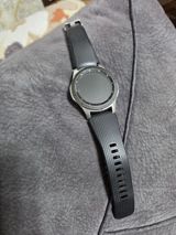 Samsung Galaxy Watch (paslanmayan polad gövdə, qara silikon kəmər) — Смарт часы