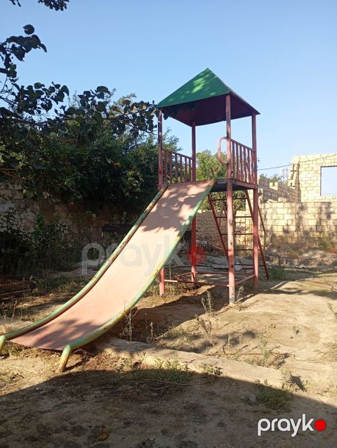 Uşaq oyun kompleksi – metal konstruksiyalı qüllə və enişli slayd — Saray