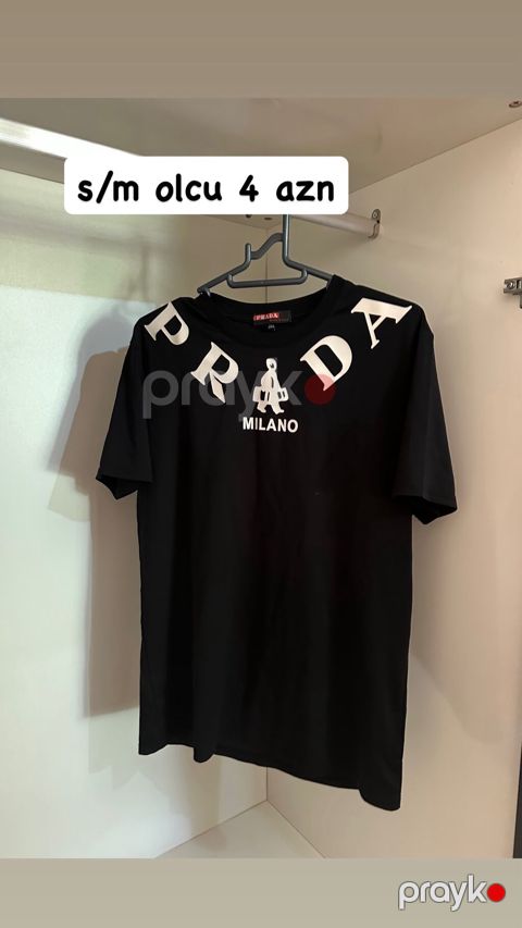 Qara qısaqoll t‑şört - Üzərində “Prada Mılano” yazılı ağ çap və loqo — Bakı