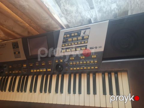 Fortepiano təmir olunur və köklənir