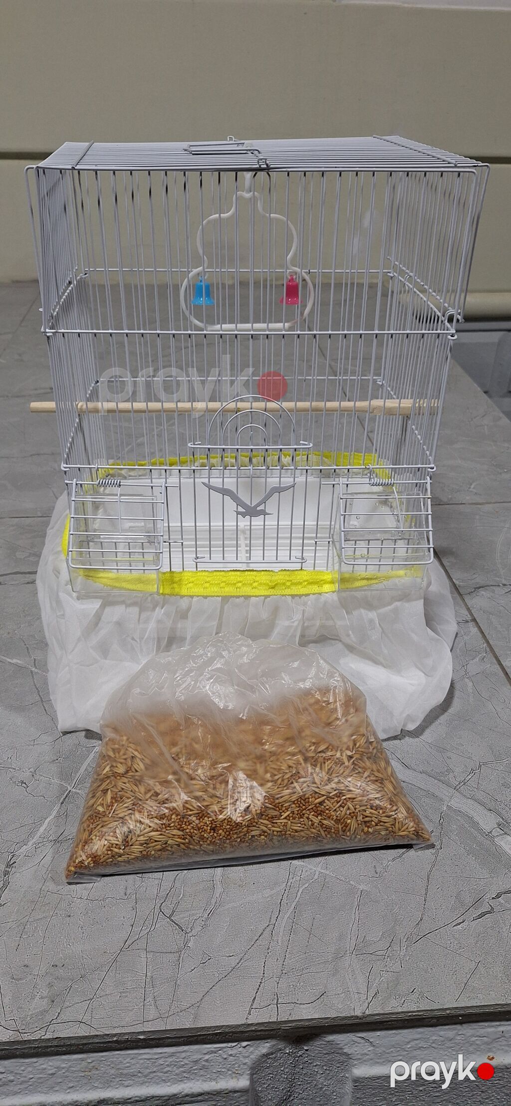 Orta ölçülü əla matrealdan olan qəfəs üstündə quş yemi və yemi yerə — Qəfəslər, Xırdalan (2)