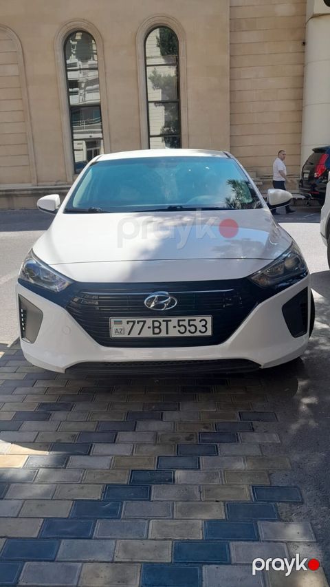 Ağ rəngli müasir sedan Xüsusiyyətlər: - Geniş və aerodinamik kuzov — Bakı