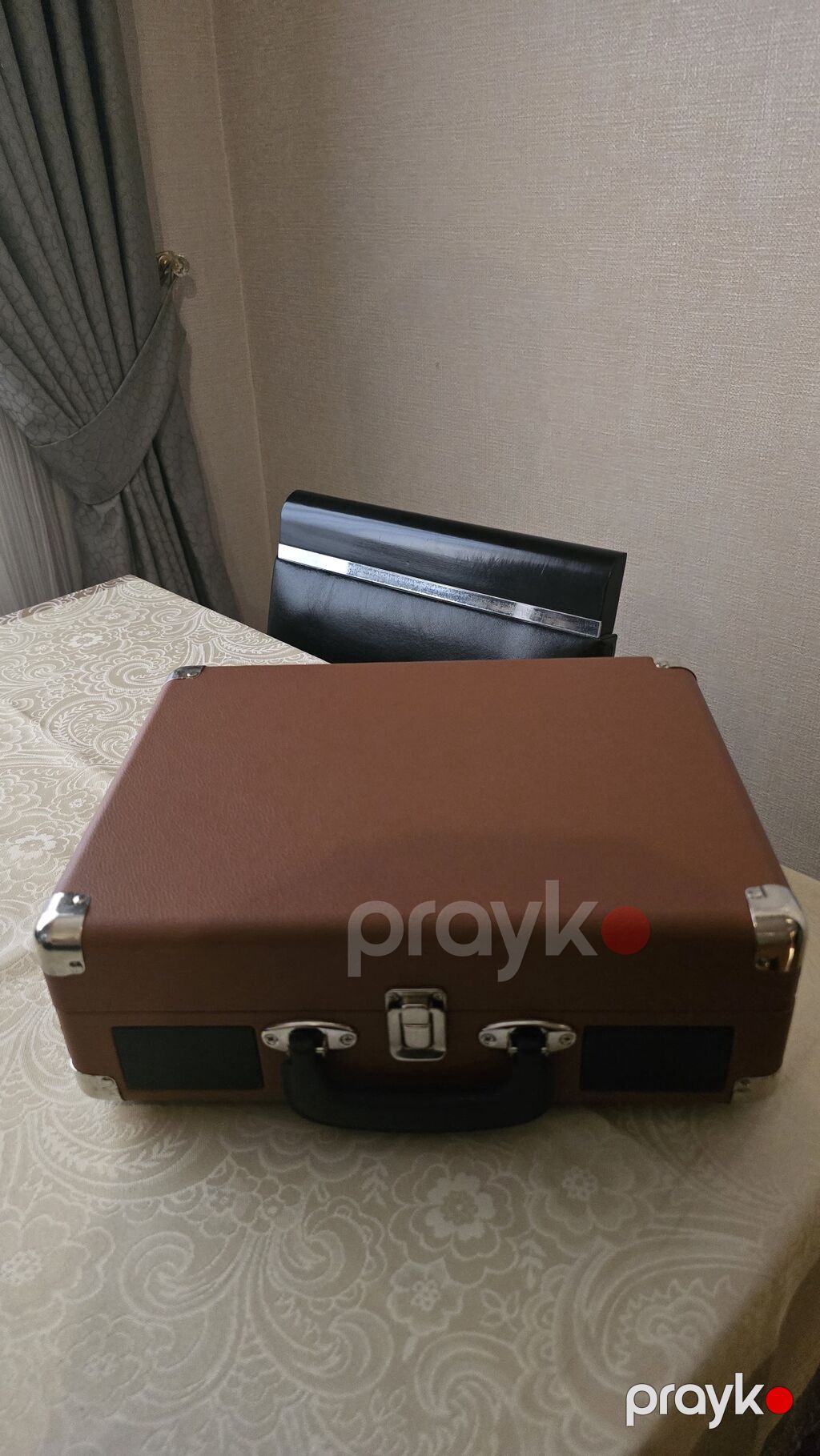 Maıo portativ vinil pleyer – çamadan tipli dizayn - Korpus: dəri — Vinil proqreslər və aksesuarlar, Bakı (7)
