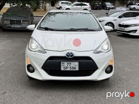 Toyota Prius C hibrid hetçbek Xarici görünüş: - Ağ rəngli kuzov — Bakı