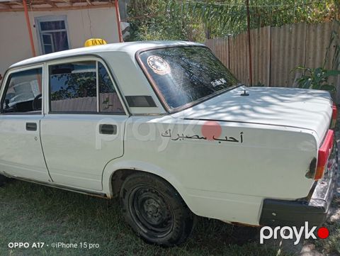VAZ 2107, ağ rəng, sedan kuzov. Üstündə “Taxı” işarəsi var. Azerbaijan — Zərdab