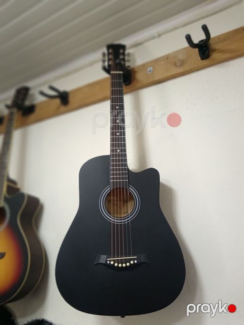 Akkustik gitaralar — Bakı