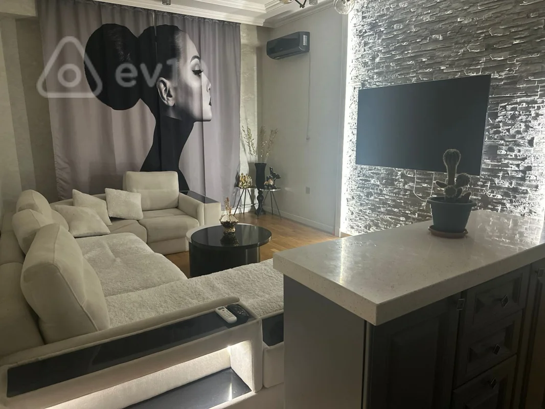 3 otaqlı mənzil, 80 m², Süleyman Sani Axundov küçəsində, 8-ci mikrorayon ərazisində Azadlıq metrosunun çıxışında — kirayə — Bakı