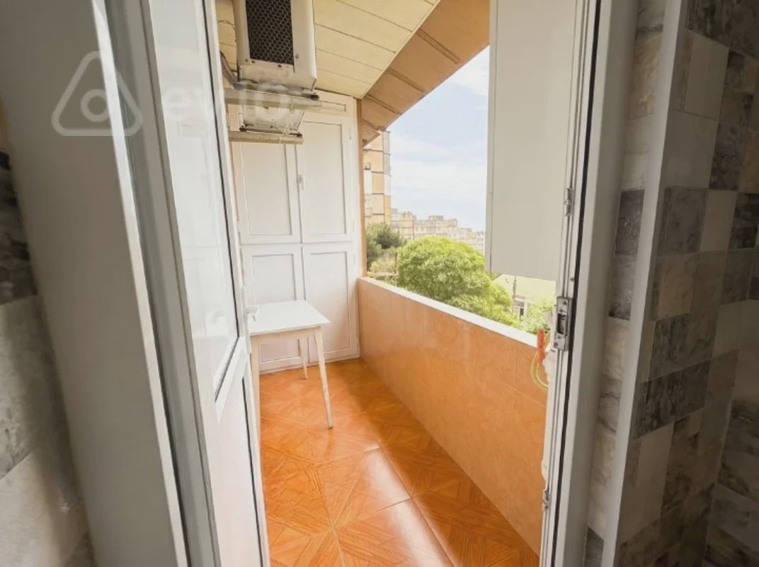 For sale: 4-room apartment (old building), 100 m² — Mənzil, Bakı (12)