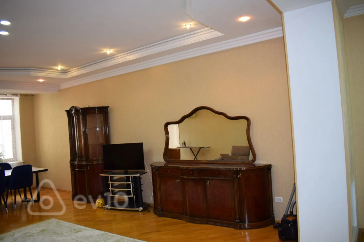 3 otaqlı mənzil, 140 m², Vladislav Plotnikov — kirayə — Mənzil, Bakı (2)