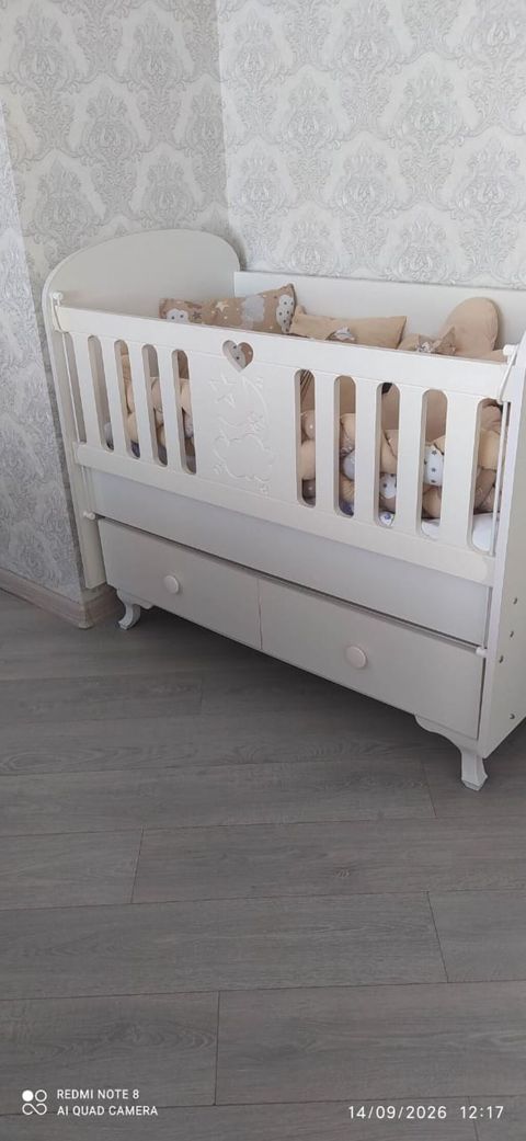 Ağ rəngli beşik – uşaqlar üçün funksional model Matras var. Bortiklər — Bakı
